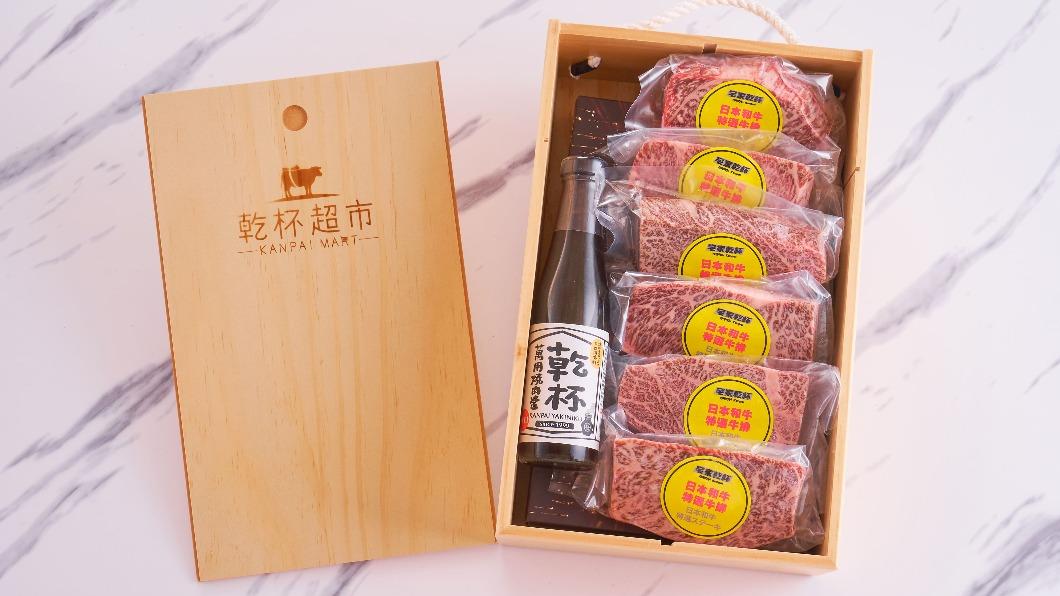 「御藏禮盒」日式木盒外型典雅,盛裝6片日本A5和牛牛排。(圖/乾杯提供)