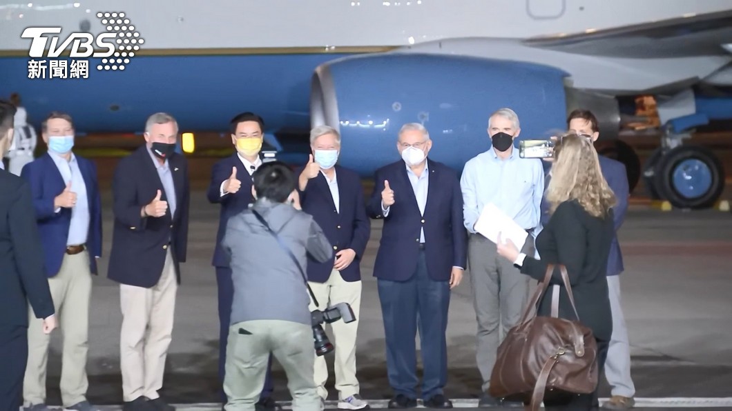 民主黨籍參議員梅南德茲在今年4月也曾搭乘與裴洛西同一架專機造訪台灣。(圖/TVBS)
