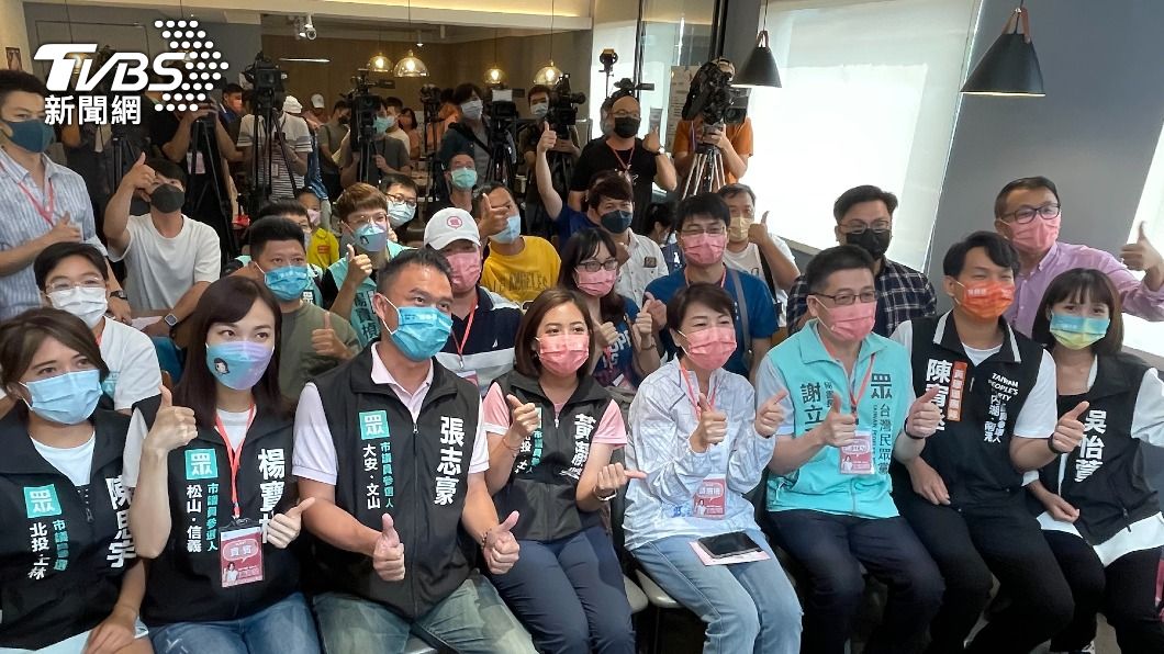 台北市副市長黃珊珊今（31）日合體北市民眾黨議員參選人當母雞。（圖／黃珊珊辦公室提供）