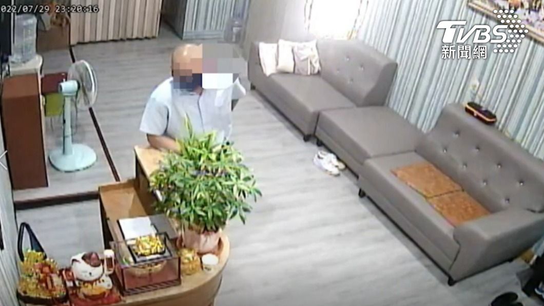 光頭男假鬼假怪走到櫃檯邊。(圖/TVBS)