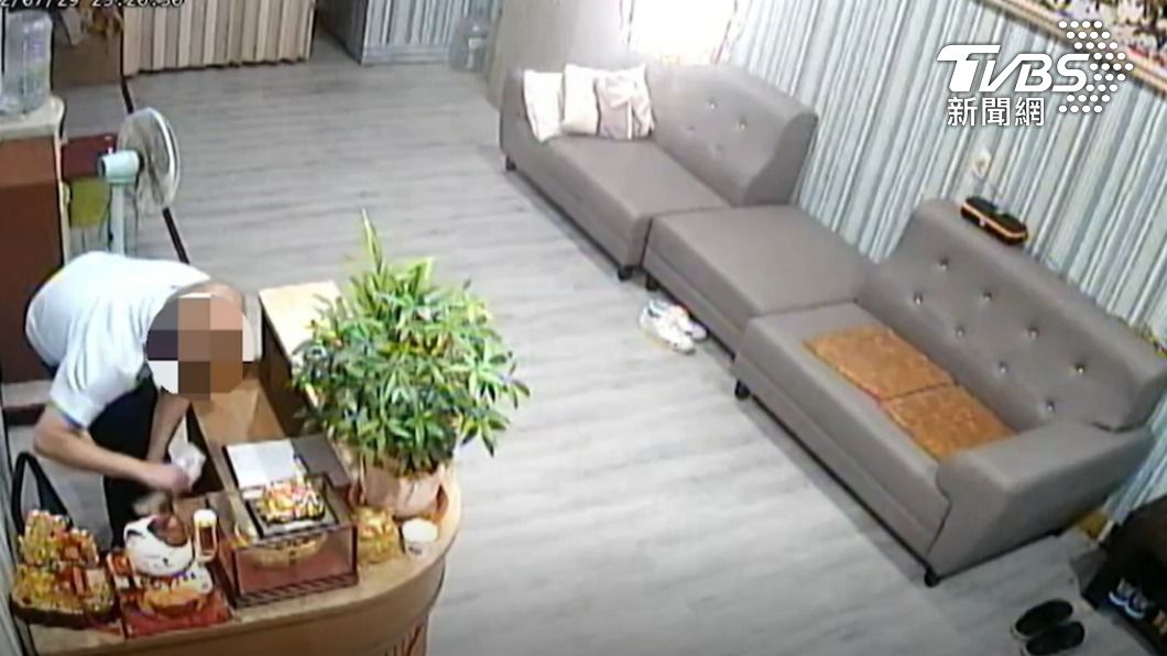 一把抓走抽屜內的鈔票。(圖/TVBS)
