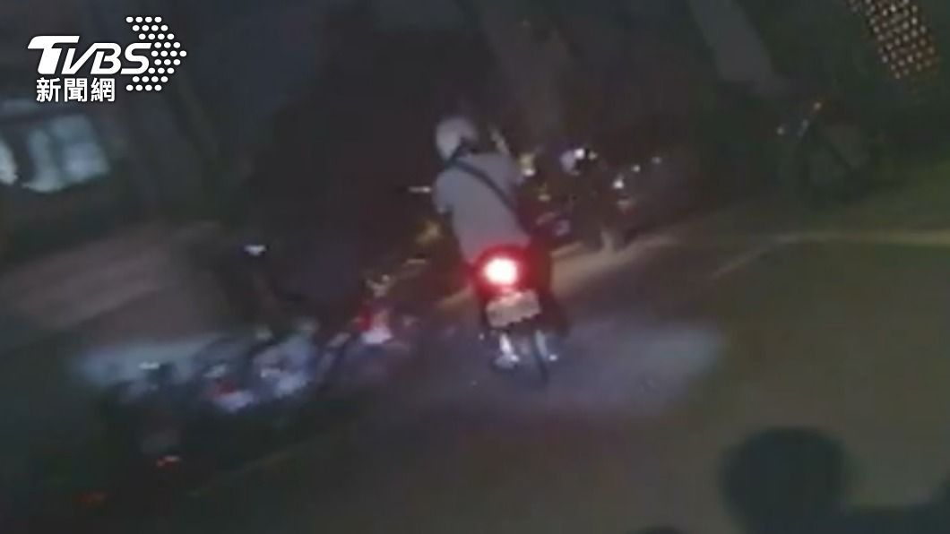 王男騎機車逃逸遭追捕。(圖/TVBS)