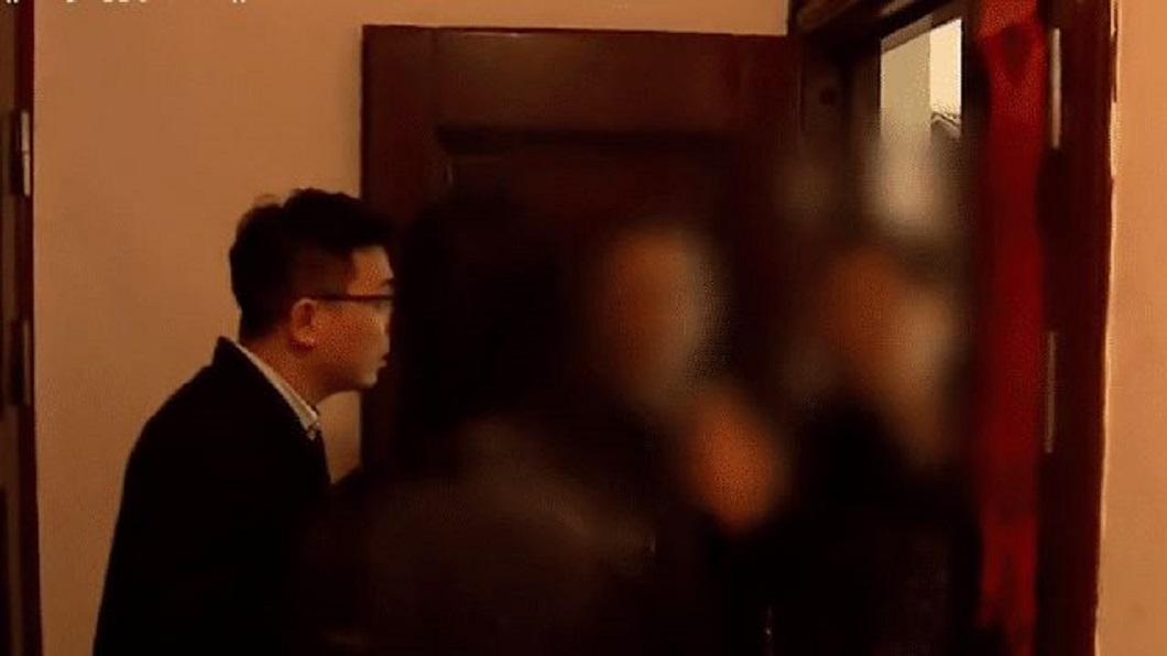 不料雙親拒絕探視還放話直接送火葬場連骨灰都不要了。(圖/翻攝自網易新聞)