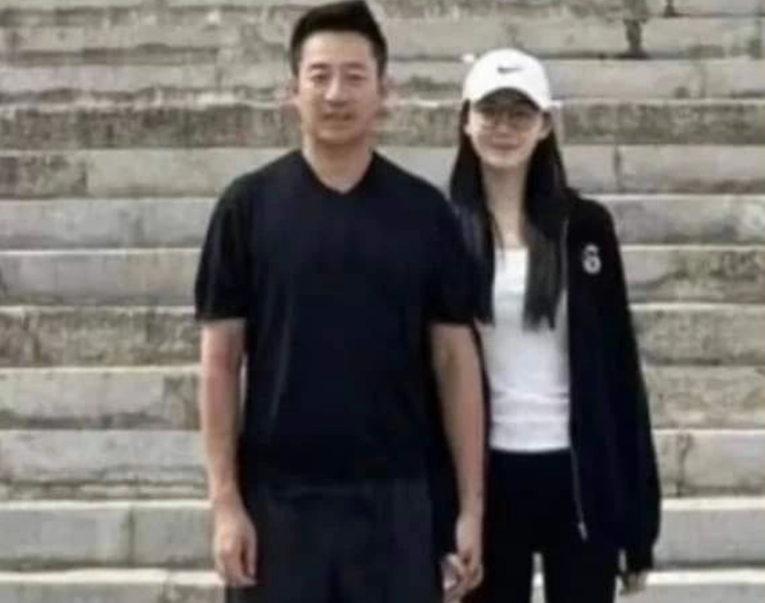 汪小菲曬「十指緊扣張穎穎」甜蜜合照,事後卻又急刪文。(圖/翻攝自@xuan.com.my IG)
