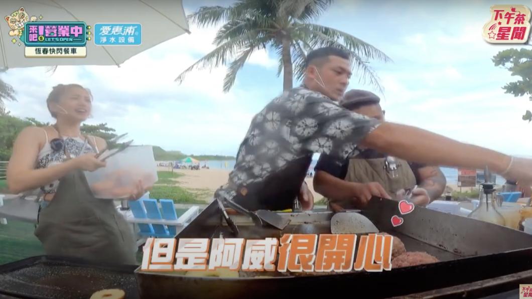 鬼鬼(左)和姚元浩發現楊銘威心情很好。(圖/翻攝《來吧!營業中》節目片段)