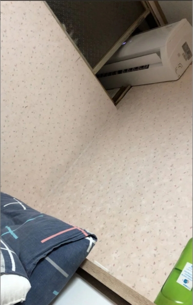 冷氣被裝在兩個房間中間。(圖/翻攝自Dcard)