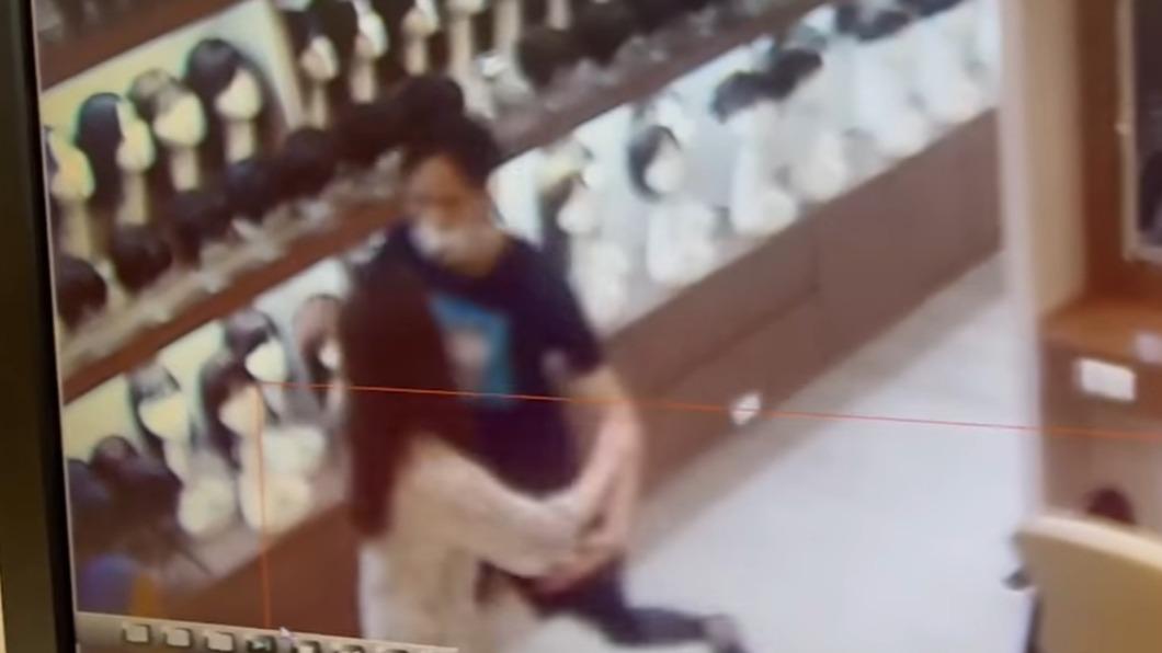 監視器畫面中可以看見男子試圖要對這名女店員動手。(圖/翻攝自●【爆料公社】●臉書)