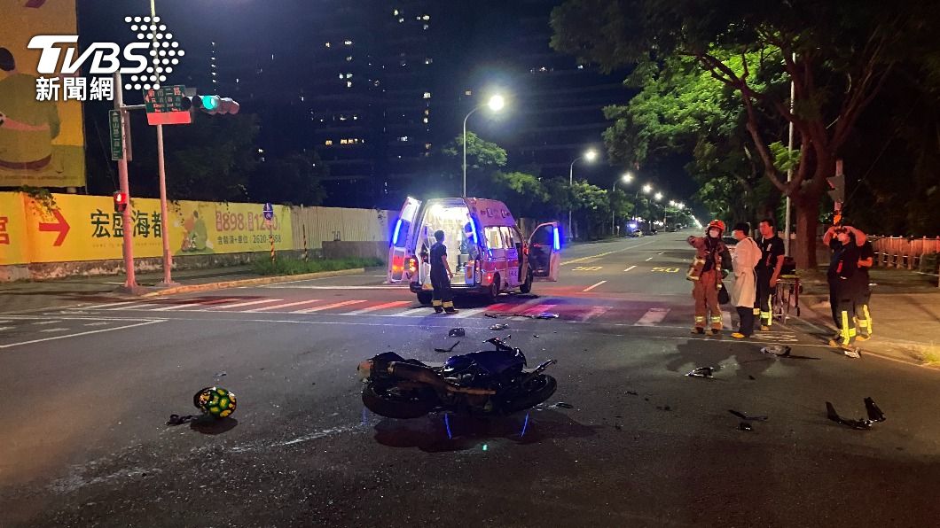 淡水救護車衝火場支援卻遭機車側撞 車門變形騎士輕傷