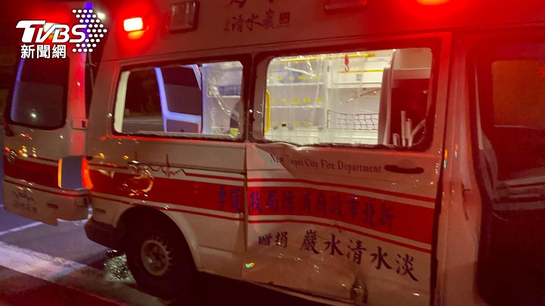 救護車側邊車門嚴重凹陷變形。(圖/TVBS)