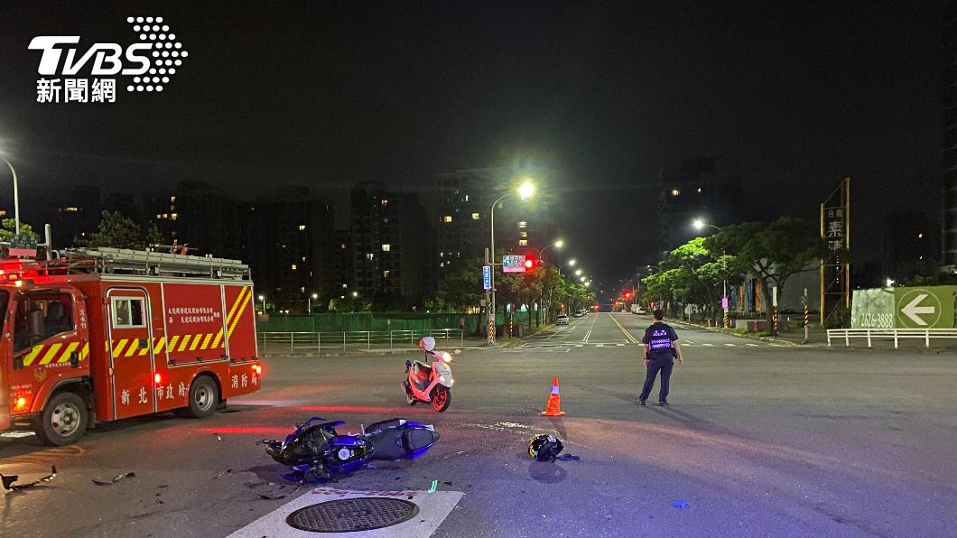 救護車當時準備前往火警現場支援,但行經路口時與機車發生碰撞。(圖/TVBS)