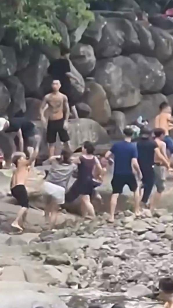 不少遊客到大豹溪遊玩看到這一幕嚇壞。(圖/翻攝 Facebook●【爆廢公社】●)