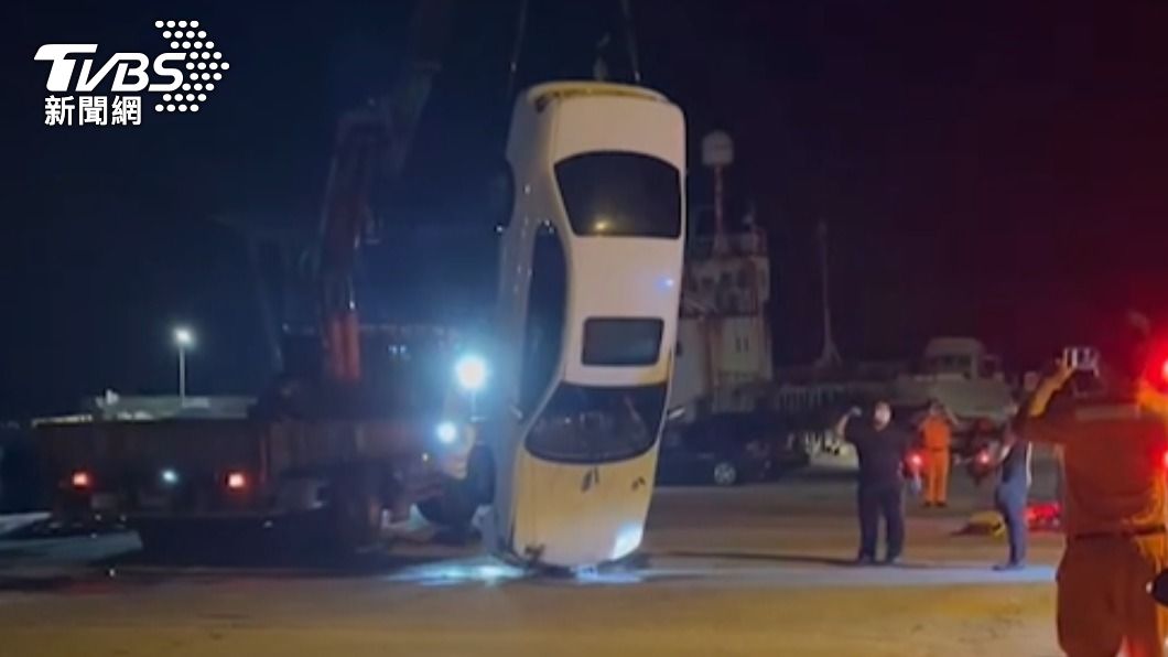 失事轎車已由吊車拖上岸。(圖/TVBS)