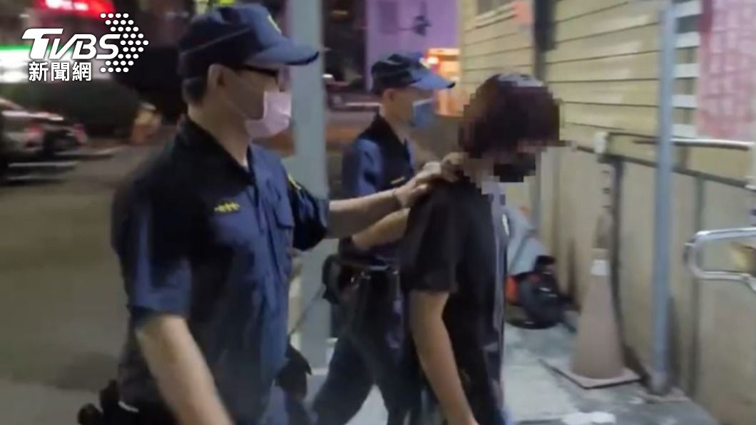 警方將人逮捕,他供稱只是塗鴉而已。(圖/TVBS)