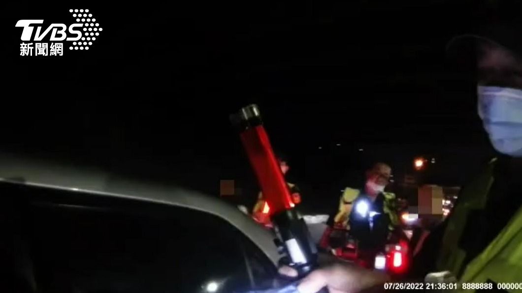 警方聞到疑似毒品的惡臭,要求車上2人下車受檢。(圖/TVBS)
