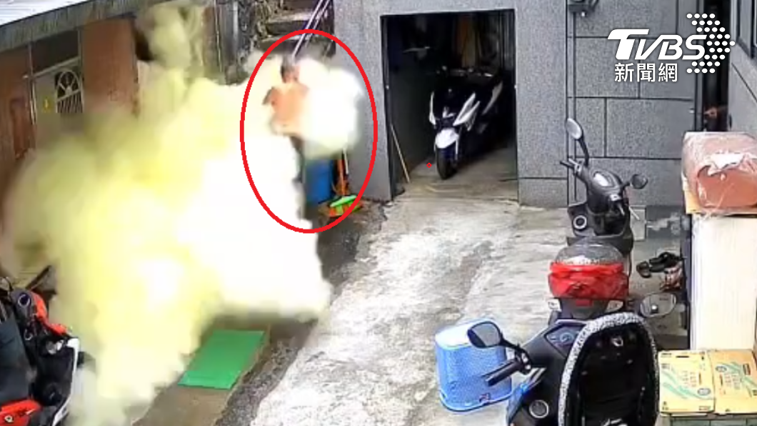 男子旁邊的滅火器突爆炸。（圖／TVBS）