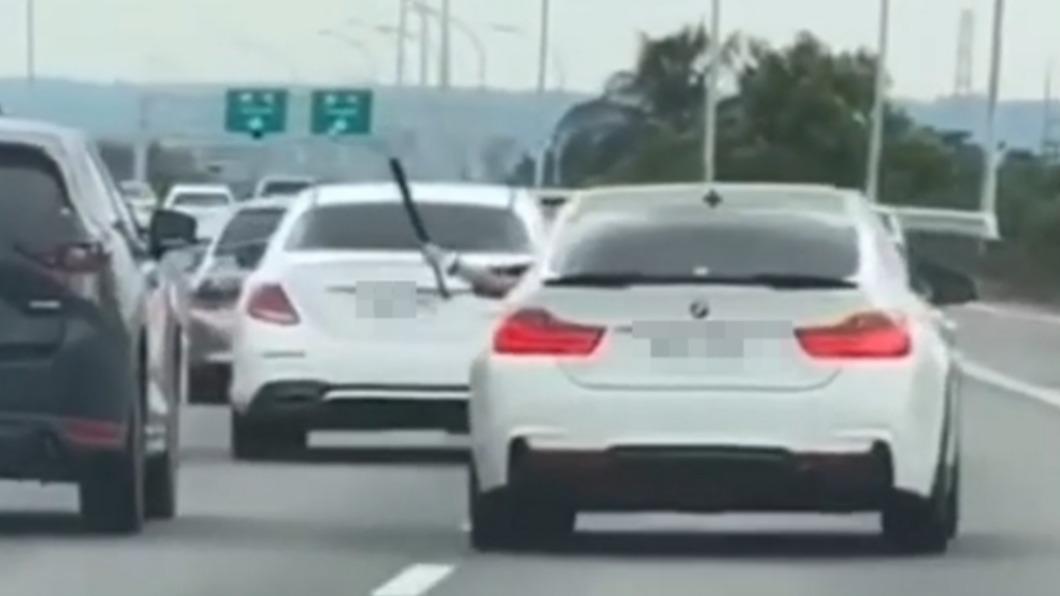 BMW不斷左右搖晃。(圖/翻攝自社會事新聞影音)