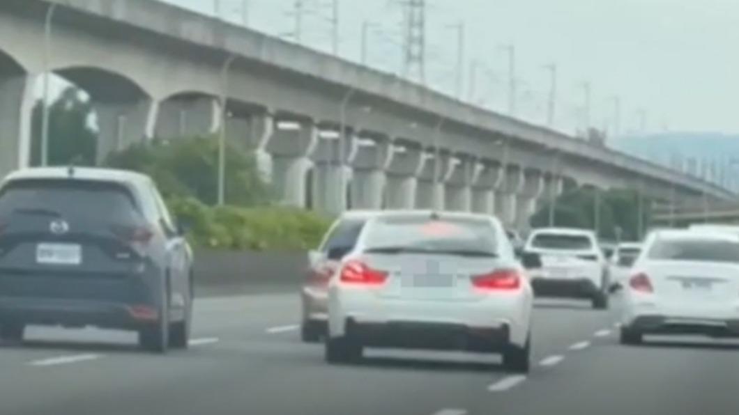 見對方換車道,BMW鬼切追上。(圖/翻攝自社會事新聞影音)