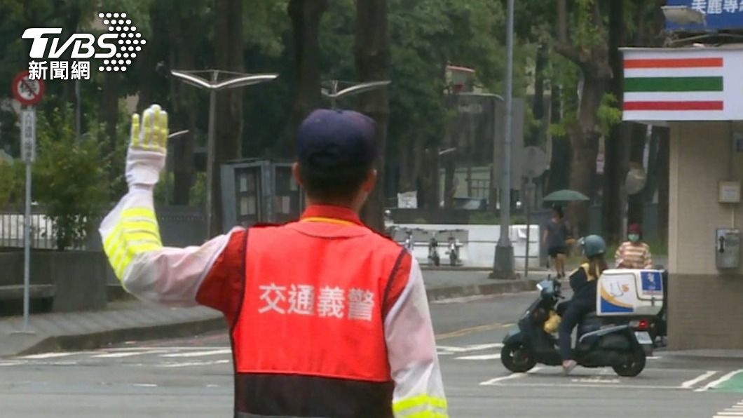 不少網友驚呼「原來義交是有薪水的」。(圖/TVBS)