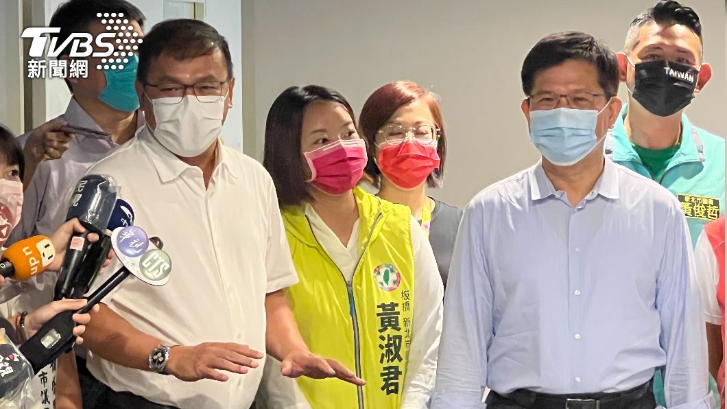 民進黨新北市長參選人林佳龍正聽取辦公室介紹。(圖/TVBS)