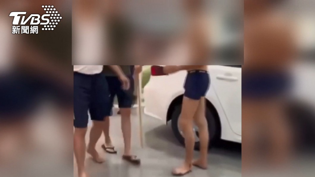 「四角褲男」擾人作勢要打鄰居　怒持棍追進車行
