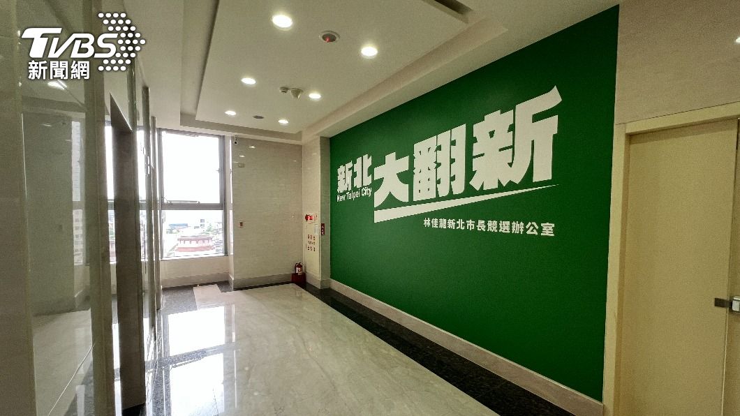 民進黨新北市長參選人林佳龍的競選辦公室,從大門電梯梯廳出來,就能看到巨幅主視覺。(圖/TVBS)
