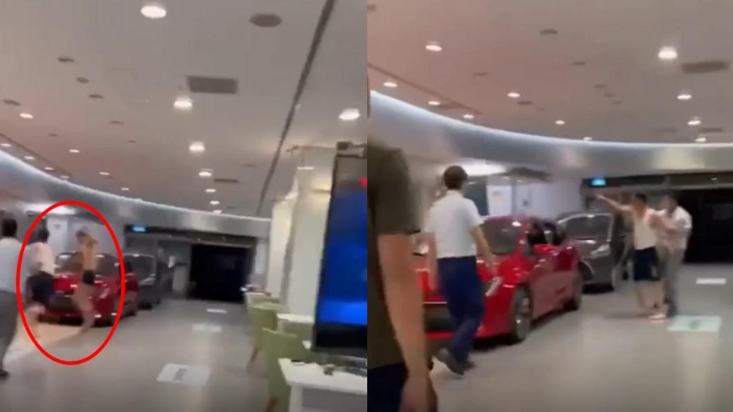 2人又追著另一部紅色轎車跑。(圖/翻攝自社會事新聞網)