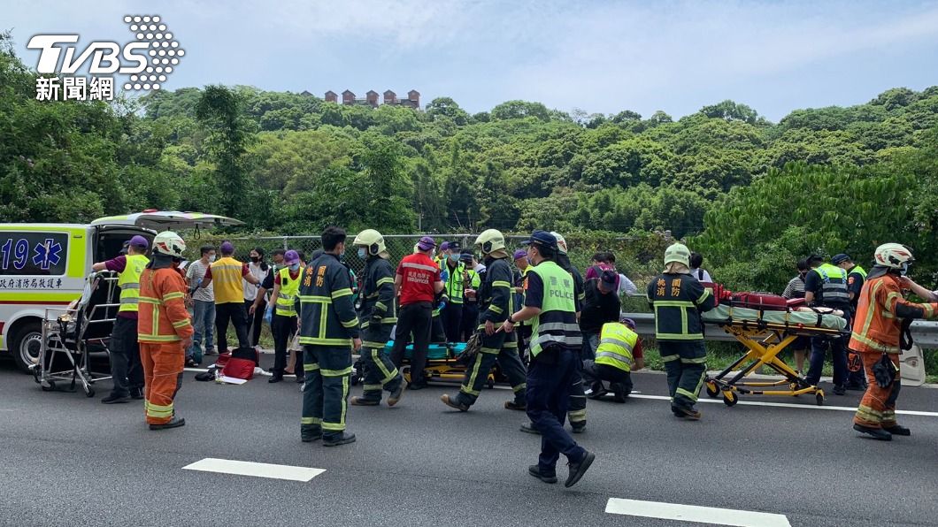 警消到場救援，15人輕傷送醫。（圖／TVBS）