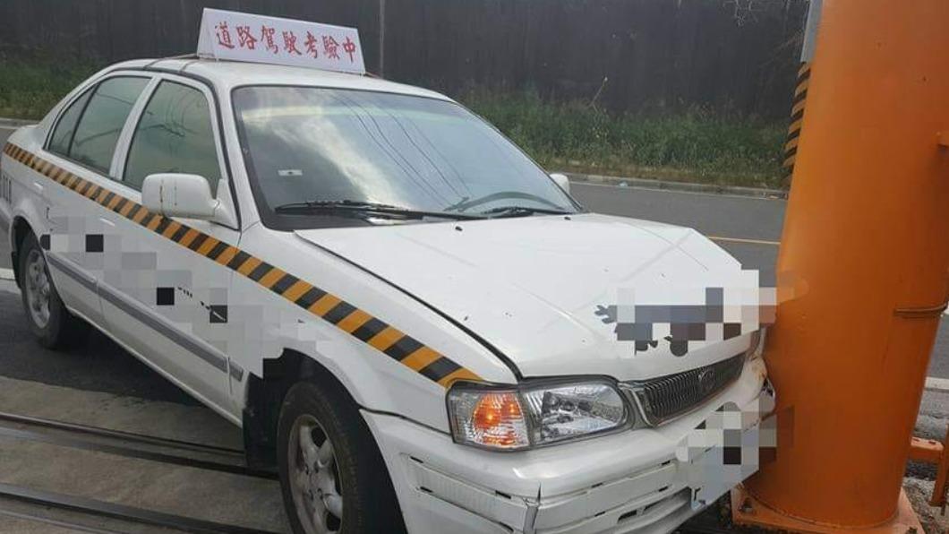一名網友分享路考硬生生撞上柱子,導致車頭左前方凹陷。(圖/翻攝自爆廢公社)