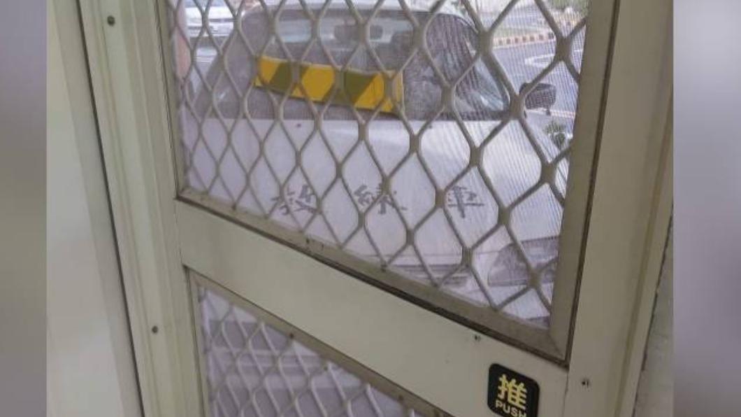 一名網友拍下一輛教練車停在辦公室門口。(圖/翻攝自爆廢公社)