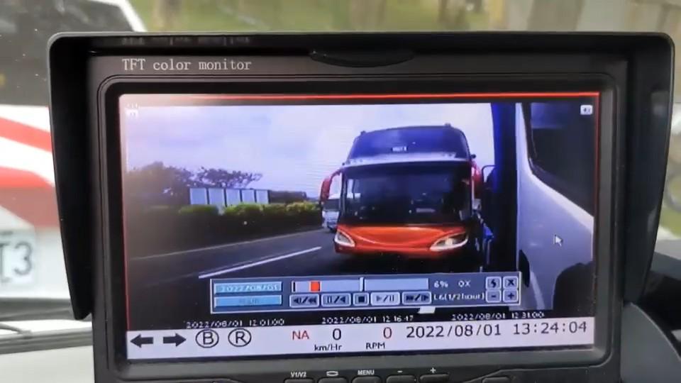 亞聯客運司機因疑似變換車道不當，擦撞左前方大貨車後導致翻車。（圖／TVBS）