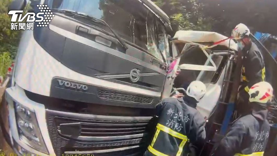 消防人員拿出破壞器材，協助吊車駕駛脫困。（圖／TVBS）