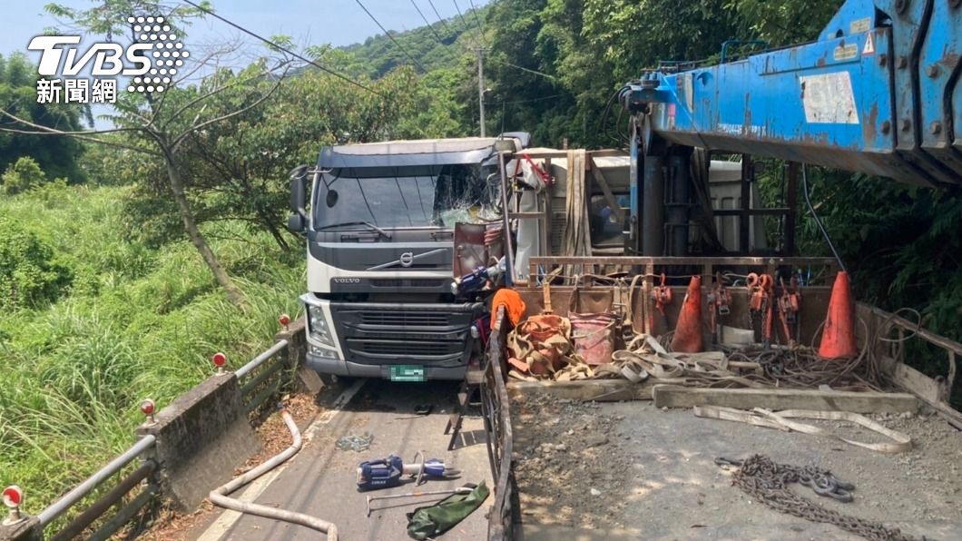 該處路段較為狹窄又是下坡，吊車疑似煞不住對撞。（圖／TVBS）