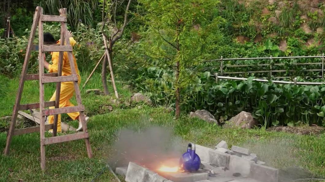當壺鈴從高處落下砸中三元鋰電池後，電池隨即發出火光。（圖／翻攝自谷阿莫Life YT）