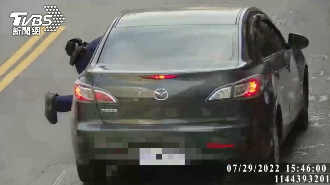 警攔逃逸車輛「掛車窗被載走」冷靜抓方向盤 逮2通緝犯