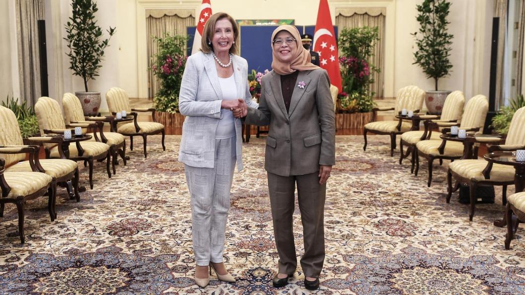 裴洛西與新加坡總統見面。(圖/翻攝自@halimahyacob fb)