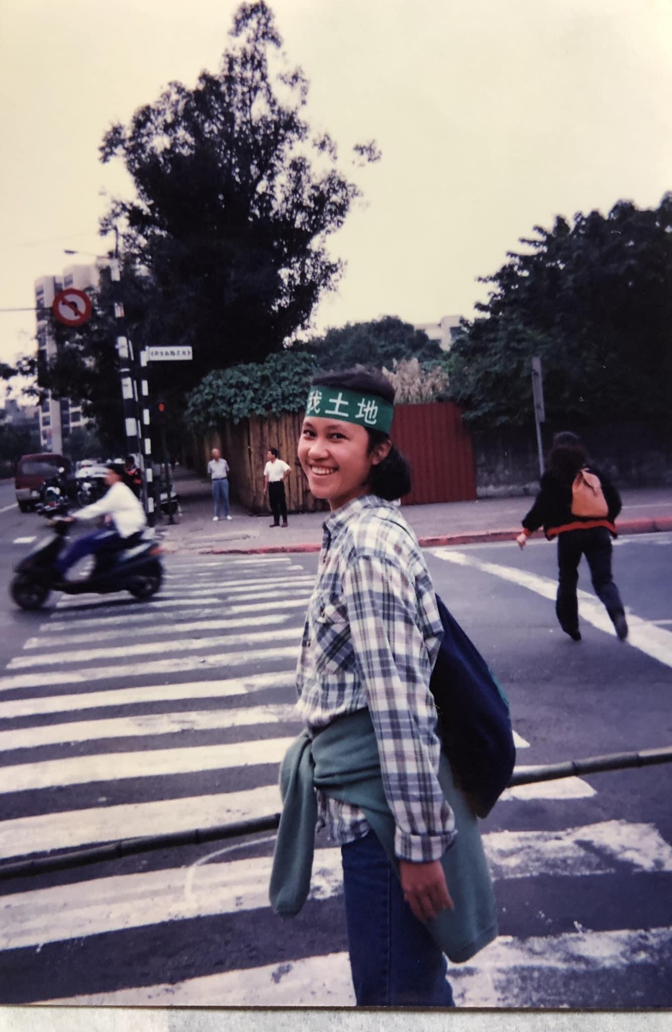 Kolas Yotaka年輕時曾上街爭取原住民權益。(圖/翻攝自Kolas Yotaka臉書)