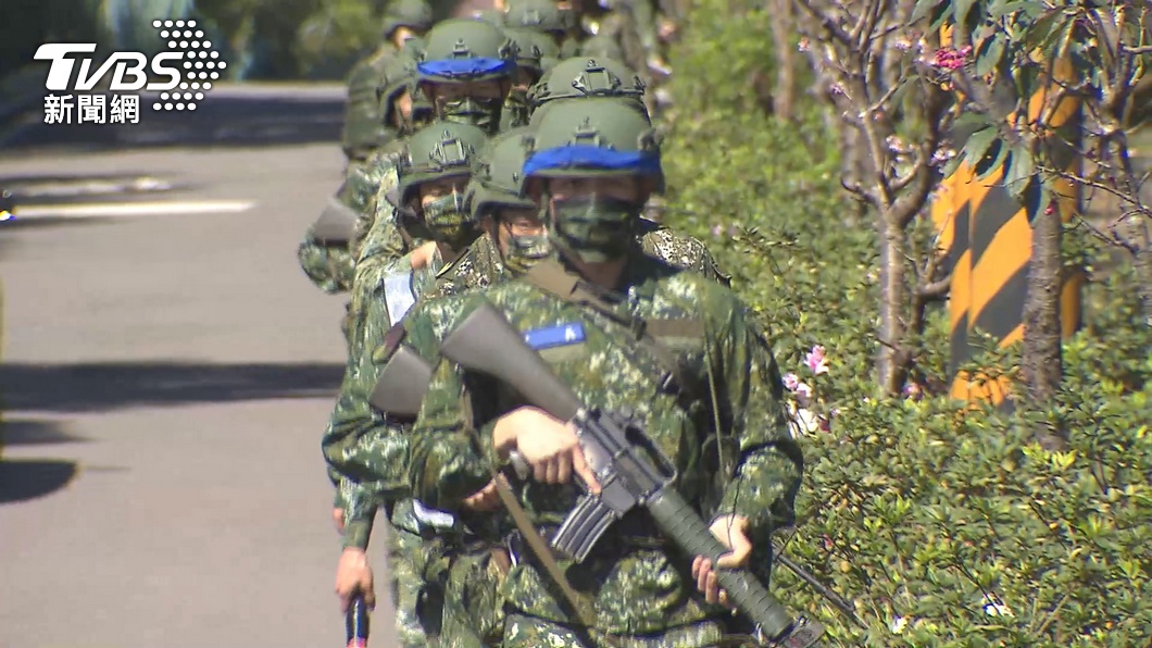 晚2小時出生「多當8個月兵」 元旦寶寶哭了:命運差很大