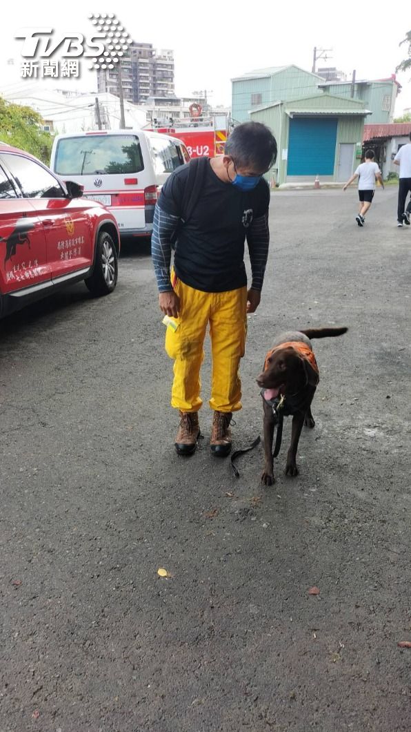 消防隊出動搜救犬幫忙。(圖/莊全成提供)