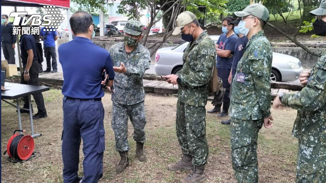 國軍也加入救援。(圖/TVBS)