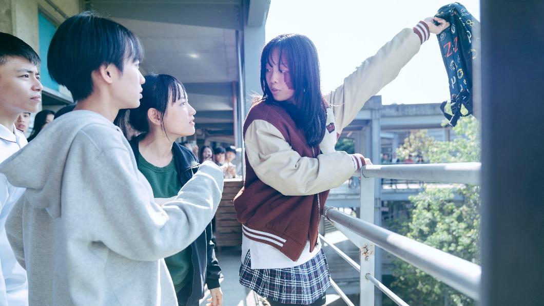 王渝屏(右)在《我願意》飾演被霸凌少女。(圖/絡思本娛樂製作提供)