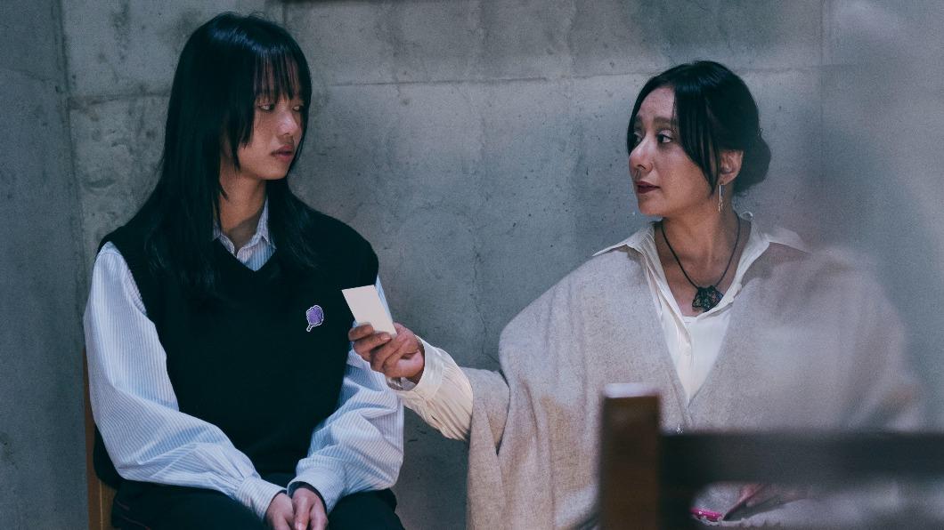 高慧君(右)在《我願意》談心王渝屏過程彷彿驅魔般。(圖/絡思本娛樂製作提供)
