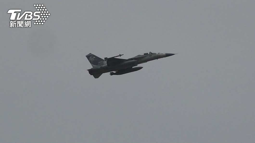 傳「共軍擊落台灣伴飛戰機」　國防部打臉：空軍沒這任務