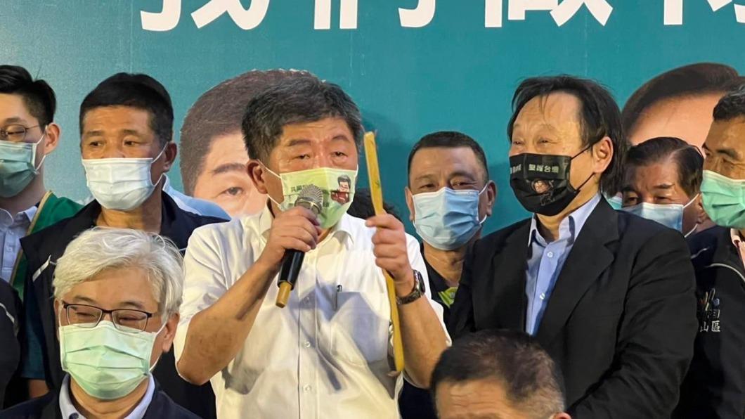 扶龍王又送禮!王世堅給陳時中「不求人」含意嗆爆柯文哲