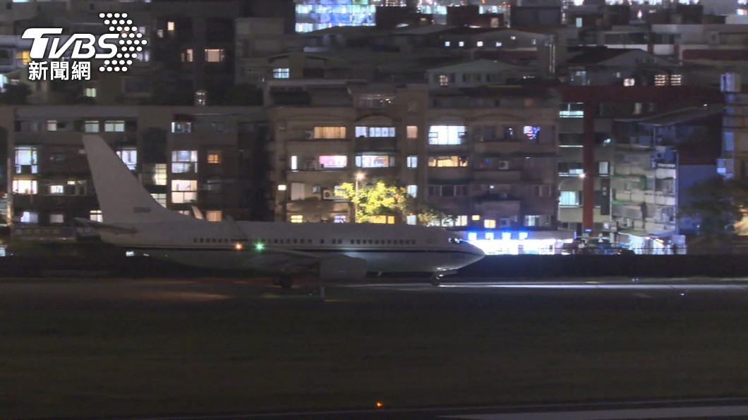 去年美國行政專機飛抵松山機場,今晚可能要再迎來裴洛西專機。(圖/TVBS)