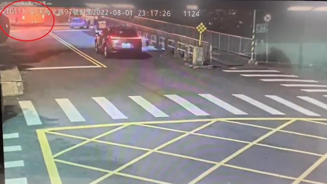 監視器拍下公車當時已經緩慢偏離車道，下一秒就自撞路樹。（圖／TVBS）