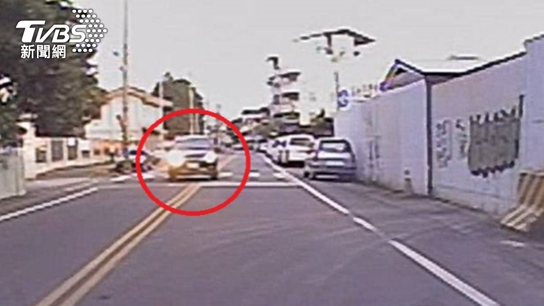 罰9萬7!酒駕累犯邊開車邊講電話 跨雙黃線險對撞警車