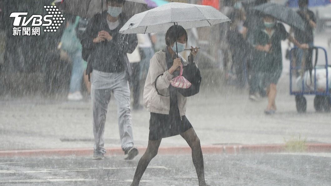新北上午下大雨。（圖／中央社）