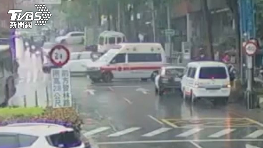 救護車及警車前往醫院。(圖/TVBS)