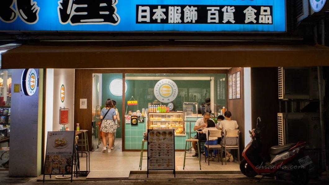 「鮪捲日式壽司專賣店」鄰近嘉義市西市場及知名文化路夜市。(圖/貪吃巧達提供)