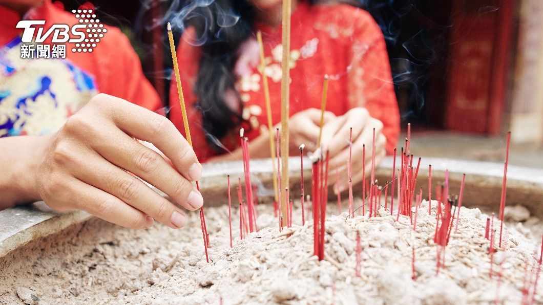 許多人都會到月老廟拜拜,求月下老人賜良緣。(示意圖/Shutterstock)